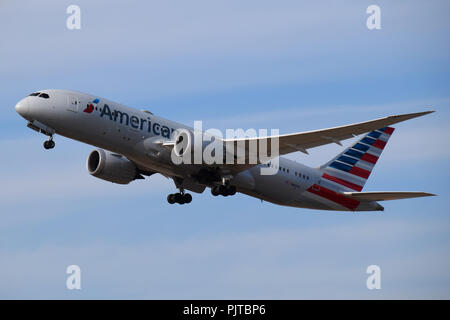 American Airlines Boeing Dreamliner 787-8 decollare da Londra Heathrow Foto Stock