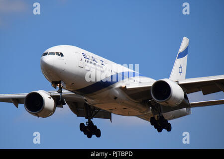 El Al Israel Boeing 777-200 l'atterraggio all'Aeroporto di Londra Heathrow Foto Stock