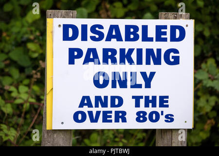 Parcheggio limitato segno per i portatori di handicap e nel corso degli anni ottanta solo Foto Stock