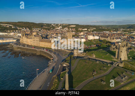 Antenna fuco vista di Aberystwyth, una piccola università e città mercato su Cardigan Bay costa, West Wales UK, su un luminoso sera di settembre. In primo piano sono le rovine del castello, [immagine fatta da un CAA amd con licenza assicurato operatore drone] Foto Stock