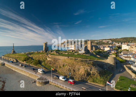 Antenna fuco vista di Aberystwyth, una piccola università e città mercato su Cardigan Bay costa, West Wales UK, su un luminoso sera di settembre. In primo piano sono le rovine del castello, [immagine fatta da un CAA amd con licenza assicurato operatore drone] Foto Stock