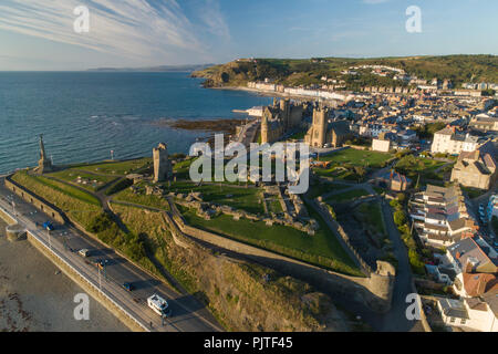 Antenna fuco vista di Aberystwyth, una piccola università e città mercato su Cardigan Bay costa, West Wales UK, su un luminoso sera di settembre. In primo piano sono le rovine del castello, [immagine fatta da un CAA amd con licenza assicurato operatore drone] Foto Stock