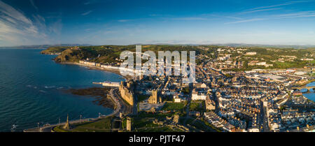 Antenna fuco panoramico vista di Aberystwyth, una piccola università e città mercato su Cardigan Bay costa, West Wales UK, su un luminoso sera di settembre. [Immagine fatta da un CAA amd con licenza assicurato operatore drone] Foto Stock