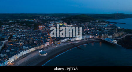 Crepuscolo dell'antenna fuco vista di Aberystwyth, una piccola università e città mercato su Cardigan Bay costa, West Wales UK, su un luminoso sera di settembre. [Immagine fatta da un CAA amd con licenza assicurato operatore drone] Foto Stock