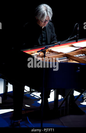 Giapponese compositore e musicista Ryuichi Sakamoto in concerto con Alva Noto nell'Ancienne Belgique, Bruxelles (Belgio, 23/05/2011) Foto Stock