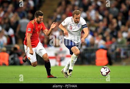 Spagna Nacho (sinistra) e Inghilterra Harry Kane (destra) battaglia per la sfera durante la UEFA Nazioni League, campionato un gruppo di quattro corrispondono allo Stadio di Wembley, Londra. Foto Stock