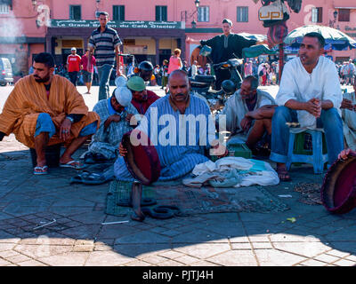 Marrakech, Marocco - Ottobre 6, 2013 Charmers in el fnaa Foto Stock