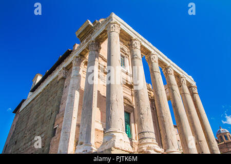 Tempio di Antonino e Faustina, adottata per la chiesa di San Lorenzo in Miranda, Romanom Forum (Forum Romano), Roma, Italia Foto Stock