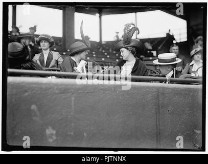 Il baseball, dilettanti e college. Guardare la partita tra il Metropolitan e Chevy Chase club- CECILIA maggio; MRS. PRESTON GIBSON Foto Stock