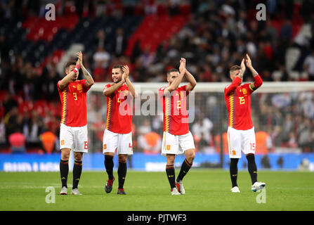 (Da sinistra a destra) della Spagna Niguez Saul, Nacho, Dani Carvajal e Sergio Ramos applaudire fan dopo il fischio finale durante la UEFA Nazioni League, campionato un gruppo di quattro corrispondono allo Stadio di Wembley, Londra. Foto Stock