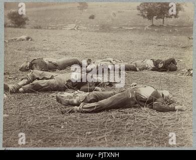 Campo di battaglia di Gettysburg. Corpi dei morti soldati federali sul campo del primo giorno di battaglia Foto Stock