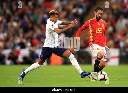 L'Inghilterra del Jesse Lingard (sinistra) e Spagna (Isco a destra) battaglia per la sfera durante la UEFA Nazioni League, campionato un gruppo di quattro corrispondono allo Stadio di Wembley, Londra. Foto Stock