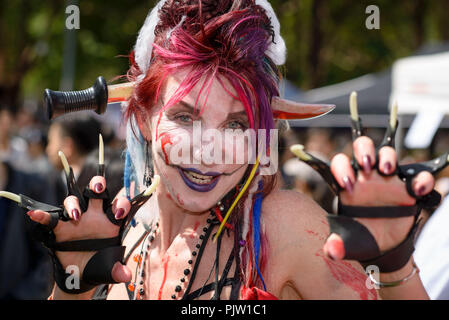 I partecipanti vestiti come zombie pongono durante il Sydney Zombie a piedi su ottobre 29, 2016 a Sydney, in Australia. Centinaia di persone si sono radunate oggi vestita come zombie per la sesta edizione del Sydney Zombie a piedi a sostegno di "Il cervello Foundation". Foto Stock