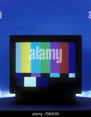 1992 SCHEDA DI PROVA A COLORI STORICA SU UN VECCHIO TELEVISORE A TUBO CATODICO DA 1980S CM Foto Stock