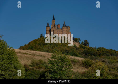 Il Castello Hohenzollern è la casa ancestrale della Famiglia regnante e gli ex regnanti royal prussiano e Tedesco casa imperiale del Hohenzo Foto Stock