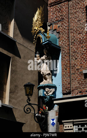 Tipico Marie statue sugli spigoli del centr di Anversa (Belgio, 10/08/2008) Foto Stock