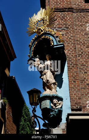 Tipico Marie statue sugli spigoli del centr di Anversa (Belgio, 10/08/2008) Foto Stock