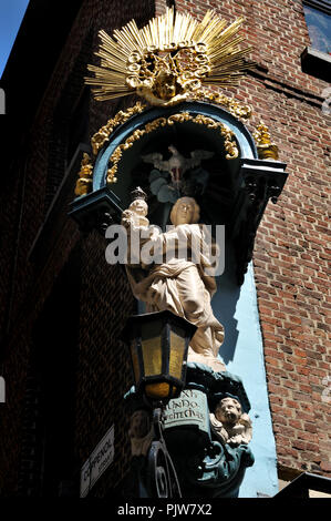 Tipico Marie statue sugli spigoli del centr di Anversa (Belgio, 10/08/2008) Foto Stock