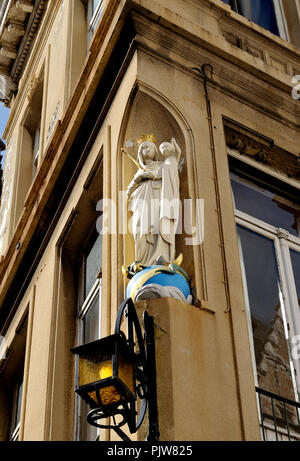 Tipico Marie statue sugli spigoli del centr di Anversa (Belgio, 10/08/2008) Foto Stock