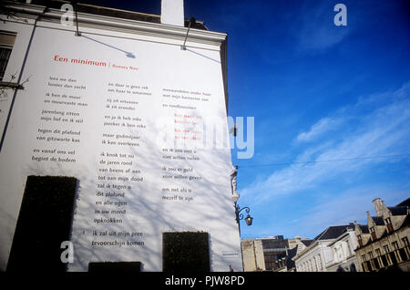 "Een minimo' poesia da Ramsey Nasr scritto su una parete sulla Mechelseplein ad Anversa (Belgio, 07/02/2008) Foto Stock