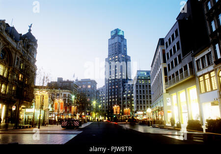 Anversa avenue shopping 'De Meir' con la KBC Boerentoren (Belgio, 30/11/2006) Foto Stock