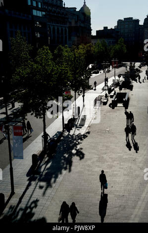 La gente camminare sopra la via commerciale Meir ad Anversa (Belgio, 03/05/2011) Foto Stock