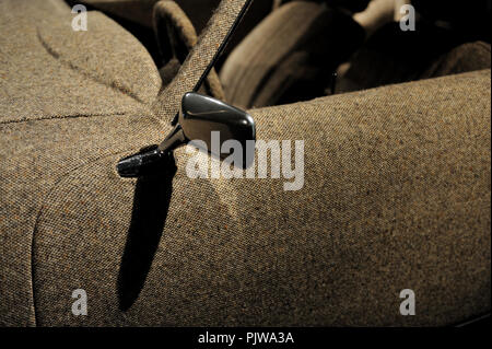 Una Porsche sportscar completamente coperto con il tweed in 'Moi Veronique Branquinho Toute Nue' in mostra al Museo della Moda di Anversa (Belgio, 12 Foto Stock