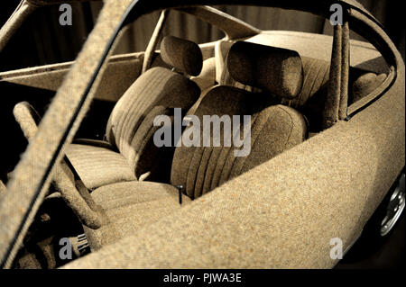 Una Porsche sportscar completamente coperto con il tweed in 'Moi Veronique Branquinho Toute Nue' in mostra al Museo della Moda di Anversa (Belgio, 12 Foto Stock