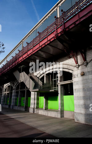 Il Pelikaanstraat lungo il XIX secolo Antwerpen-Centraal (Centrale di Anversa) la principale stazione ferroviaria di Anversa (Belgio, 10/04/2011) Foto Stock