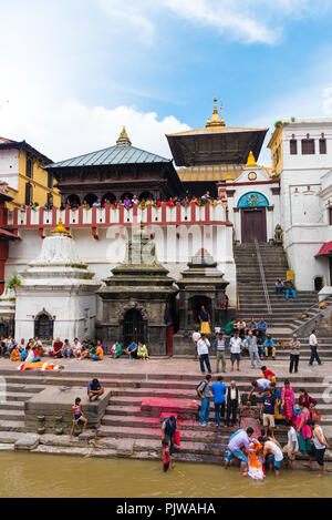 Pashupatinath, Nepal - Luglio 17, 2018 : rituale della cremazione in Pashupatinath, un famoso e sacro tempio Hindu Foto Stock