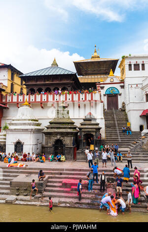 Pashupatinath, Nepal - Luglio 17, 2018 : rituale della cremazione in Pashupatinath, un famoso e sacro tempio Hindu Foto Stock