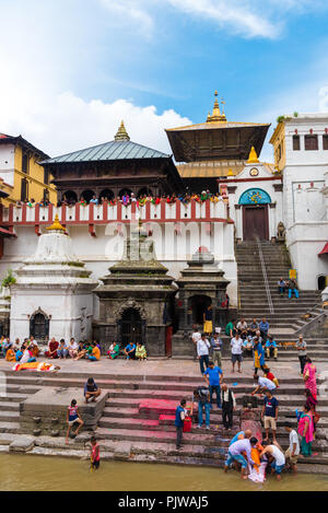 Pashupatinath, Nepal - Luglio 17, 2018 : rituale della cremazione in Pashupatinath, un famoso e sacro tempio Hindu Foto Stock