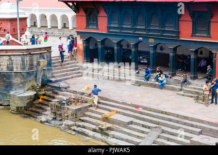 Pashupatinath, Nepal - Luglio 17, 2018 : rituale della cremazione in Pashupatinath, un famoso e sacro tempio Hindu Foto Stock