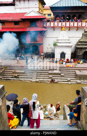 Pashupatinath, Nepal - Luglio 17, 2018 : rituale della cremazione in Pashupatinath, un famoso e sacro tempio Hindu Foto Stock