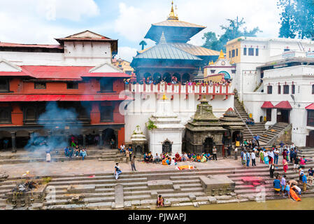 Pashupatinath, Nepal - Luglio 17, 2018 : rituale della cremazione in Pashupatinath, un famoso e sacro tempio Hindu Foto Stock