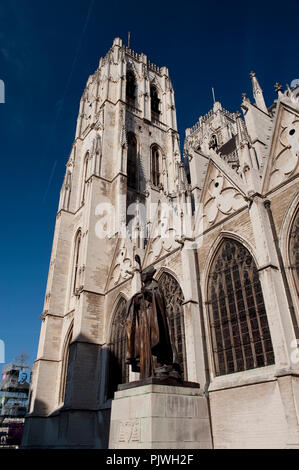 La Cattedrale di San Michele e Santa Gudula e la statua del Cardinal Mercier a Bruxelles (Belgio, 22/10/2011) Foto Stock