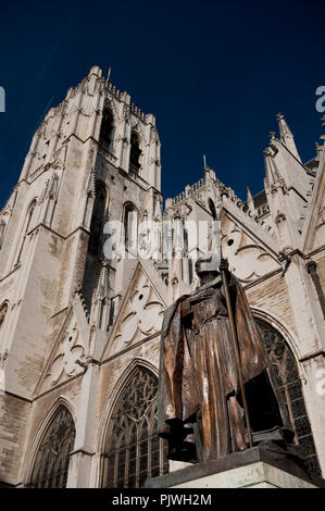 La Cattedrale di San Michele e Santa Gudula e la statua del Cardinal Mercier a Bruxelles (Belgio, 22/10/2011) Foto Stock