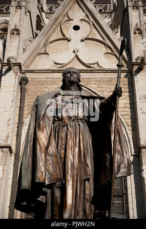 La Cattedrale di San Michele e Santa Gudula e la statua del Cardinal Mercier a Bruxelles (Belgio, 22/10/2011) Foto Stock