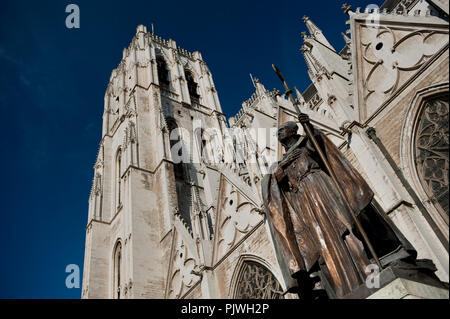 La Cattedrale di San Michele e Santa Gudula e la statua del Cardinal Mercier a Bruxelles (Belgio, 22/10/2011) Foto Stock