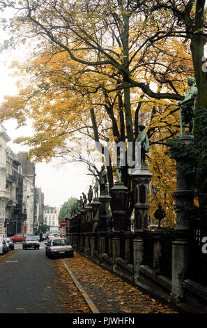 Le statue intorno alla Place du Petit Sablon a Bruxelles (Belgio, 05/1993) Foto Stock