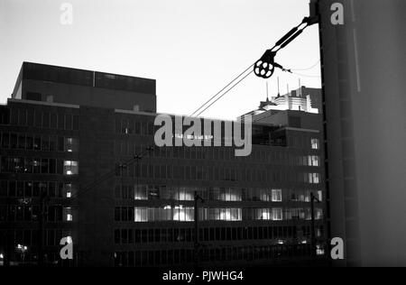 Il ministero dei Trasporti fiammingo al tramonto intorno alla Piazza Rogier, Bruxelles (Belgio, 07/2005) Foto Stock