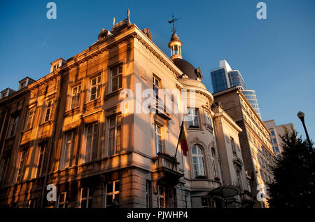 Lo stile neoclassico Municipio di Saint-Josse-TEN-NOODE al tramonto (Belgio, 22/09/2010) Foto Stock