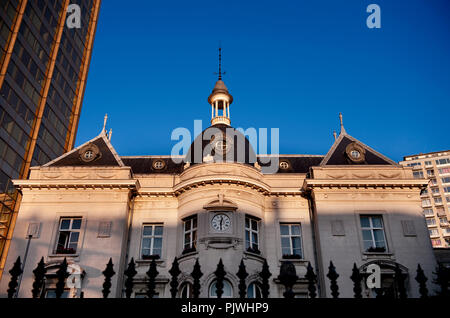 Lo stile neoclassico Municipio di Saint-Josse-TEN-NOODE al tramonto (Belgio, 22/09/2010) Foto Stock