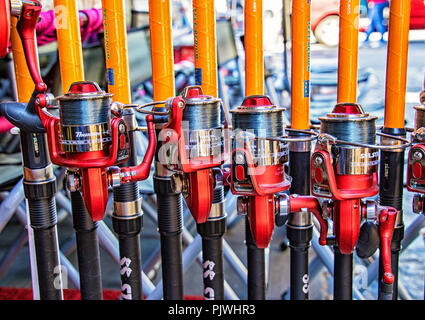 Istanbul, Turchia / Aprile 16, 2016 - Pesca poli e le bobine sono in vendita Foto Stock