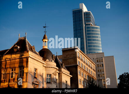 Lo stile neoclassico Municipio di Saint-Josse-TEN-NOODE e Madou Plaza Tower al tramonto (Belgio, 22/09/2010) Foto Stock