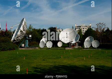 Il tasto VRT / RTBF antenne lungo il Reyerslaan in Schaarbeek, Bruxelles (Belgio, 29/04/2010) Foto Stock