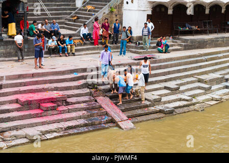 Pashupatinath, Nepal - Luglio 17, 2018 : rituale della cremazione in Pashupatinath, un famoso e sacro tempio Hindu Foto Stock