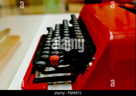 Ettore Sottsass" "macchina da scrivere Valentine per Olivetti " macchina da scrivere portatile il Museo del Design di Gand (Belgio, 03/08/2008) Foto Stock