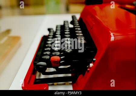 Ettore Sottsass" "macchina da scrivere Valentine per Olivetti " macchina da scrivere portatile il Museo del Design di Gand (Belgio, 03/08/2008) Foto Stock