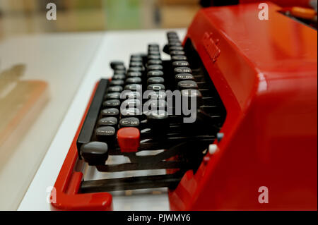 Ettore Sottsass" "macchina da scrivere Valentine per Olivetti " macchina da scrivere portatile il Museo del Design di Gand (Belgio, 03/08/2008) Foto Stock